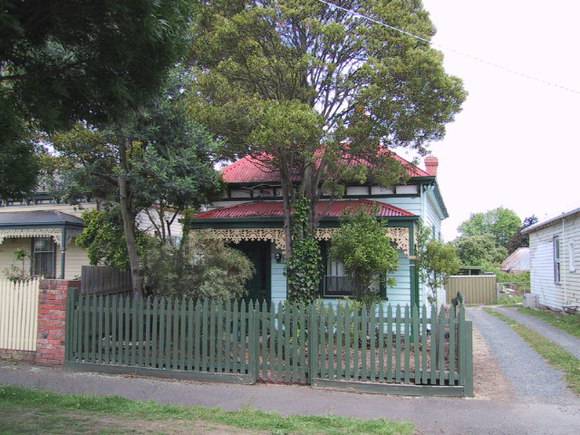 516 Drummond Street South