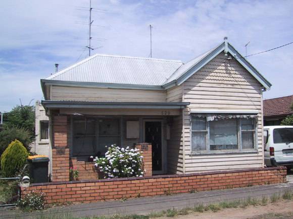 523 Drummond Street South