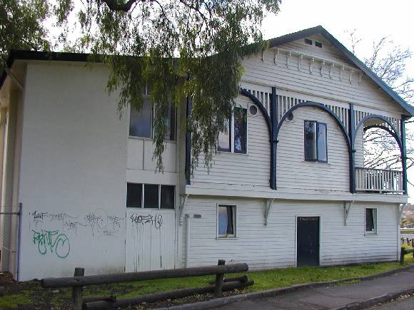 h00682 melbourne university boat club shed yarra bank off jeffries pde melbourne other side she project 2004