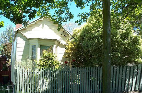 327 Lydiard Street North