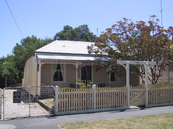 320 Raglan Street South