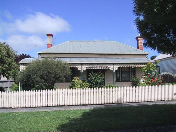 318 Ascot Street South