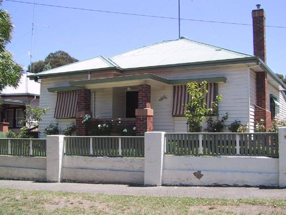 406 Raglan Street South