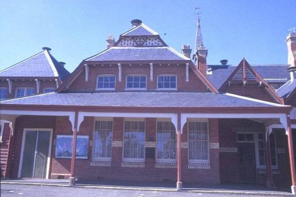 h01622 primary school no 4 barnett st avoca front of school 
