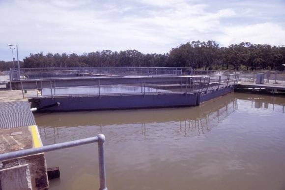 h00993 torrumbarry weir lock chamber steam boiler and  steam winch complex torrumbarry lock stream upstream gates she project 2004