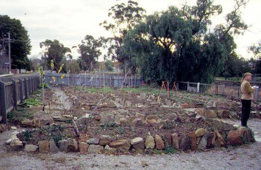 h01838 tutes cottage greenhill road castlemaine garden she project 2003