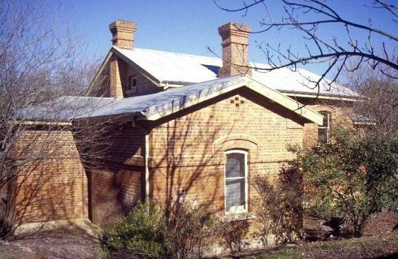 h01490 yackandandah court house williams rd yackandandah view north east she project 2003