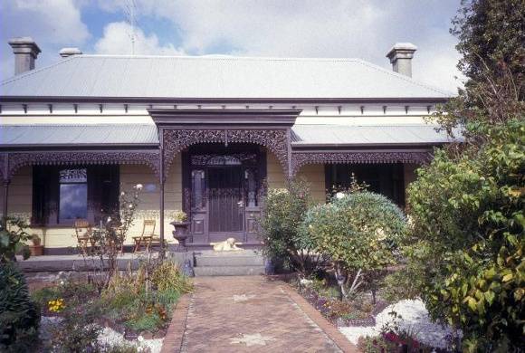 h01168 1 yarrowee hall darling street ballarat facade of house she project 2003
