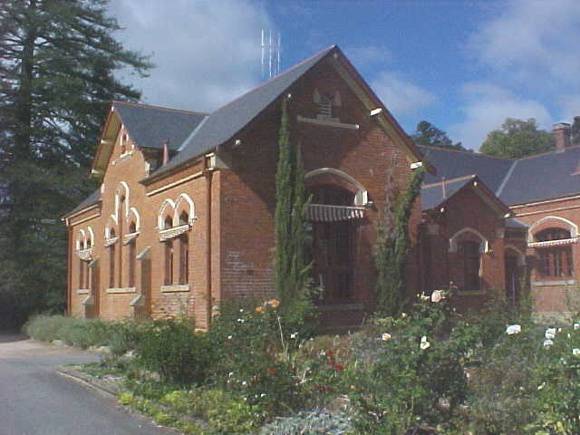 h01718 beechworth primary school junction road beechworth side detail she project 2004