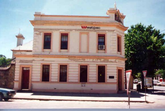 former bank of nsw beechworth front view 1995