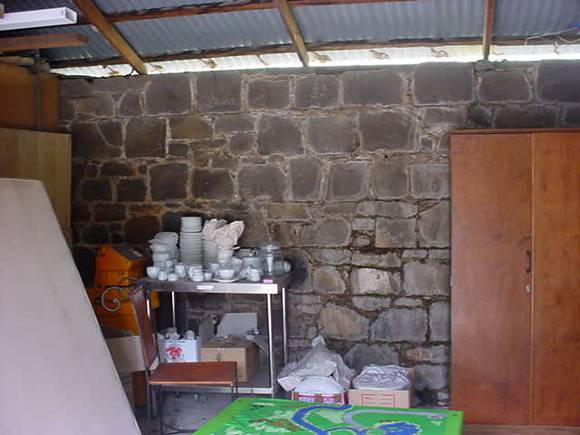 h02071 portland inn bluestone wall