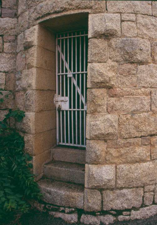 h01549 h m prison william street beechworth south esat tower door detail june2004 