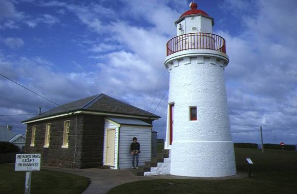 h01520 lady bay lighthouse   store flagstaff hill warrnambool rear view of lighthouse may1984