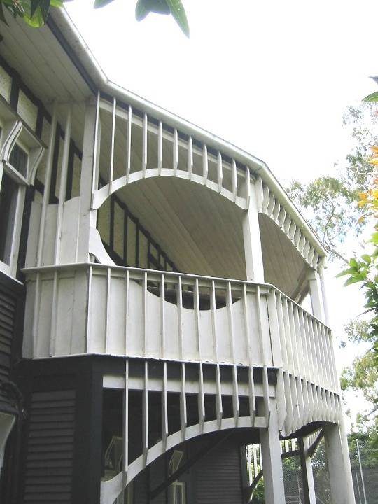 h01009 desbrowe annear house 38 the eyrie eaglemont piazza detail feb mz