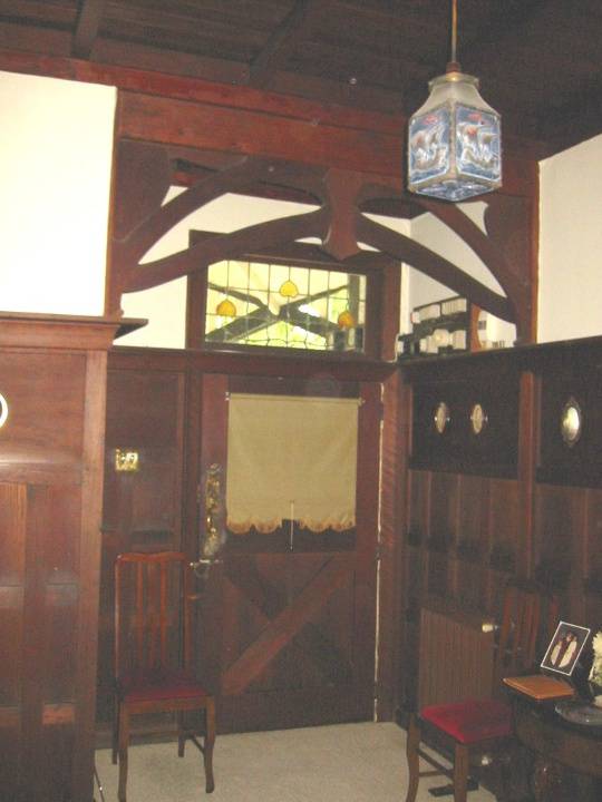 h01009 desbrowe annear house 38 the eyrie eaglemont entry feb mz