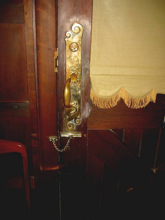 h01009 desbrowe annear house 38 the eyrie eaglemont entry door detail feb mz