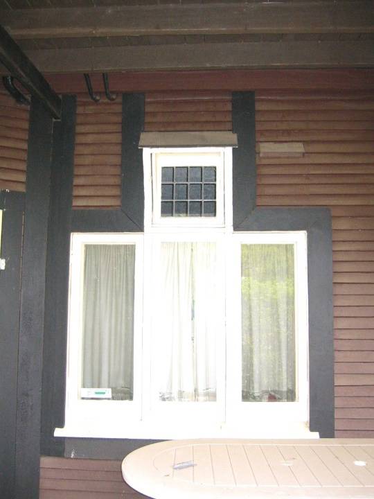 h01009 desbrowe annear house 38 the eyrie eaglemont window 01 feb mz