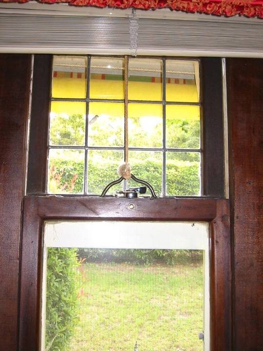 h01009 desbrowe annear house 38 the eyrie eaglemont window 02 feb mz