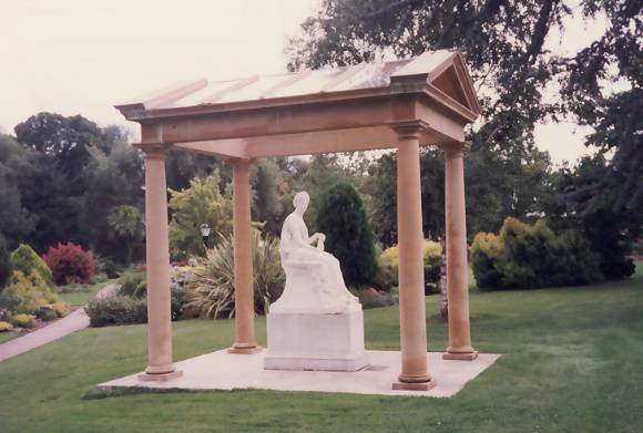 B6718 Princess Alexandra Sulpture 