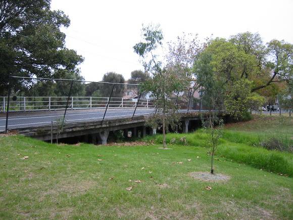 h02080 1 st kilda street bridge elwood east view mz may2005