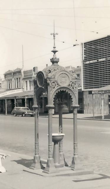 B1783 Fountain North Melbourne Town Hall