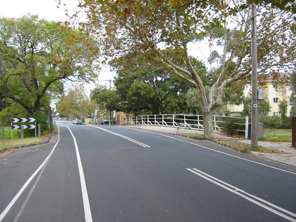 h02080 st kilda street bridge elwood north view mz may2005
