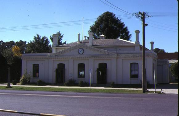 1 former echuca town hall front view may1979