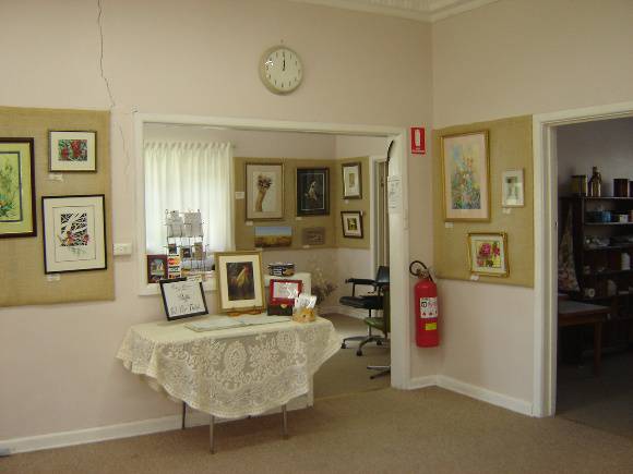 h00073 echuca baby health centre may05 waiting room4