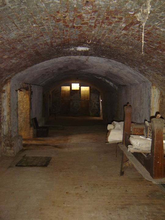 h02087 1 kahlands winery bendigo cellar 01 aug2005 mz