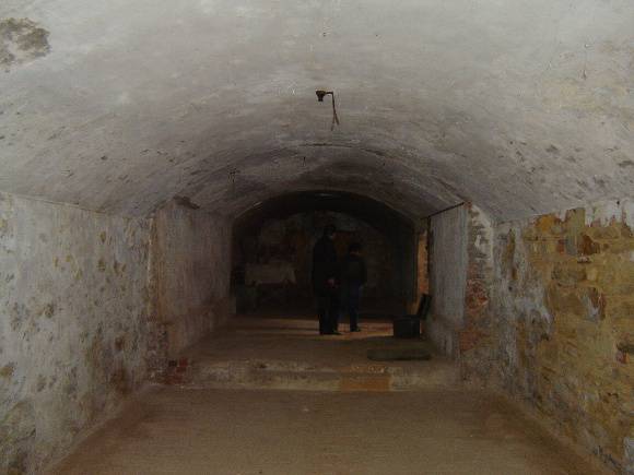 h02087 kahlands winery bendigo cellar 03 aug2005 mz