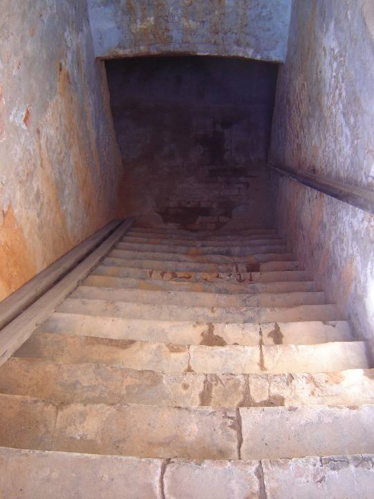 h02087 kahlands winery bendigo stairs 03 aug2005 mz