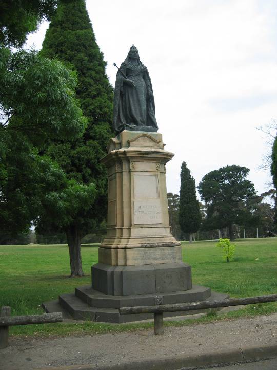 H2095 Eastern Park 10.2005 Queen Vic statue