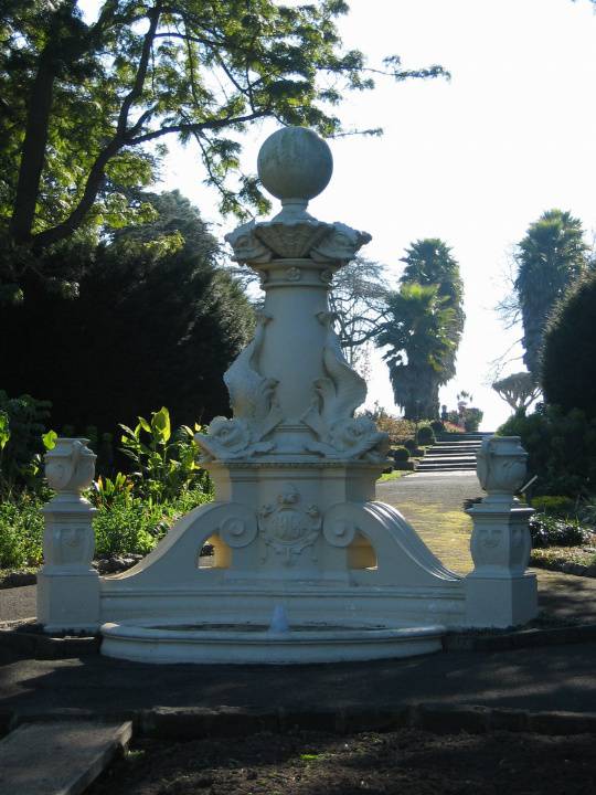 H2095 Geelong Bot Gardens 8.2005 Hitchcock Fountain