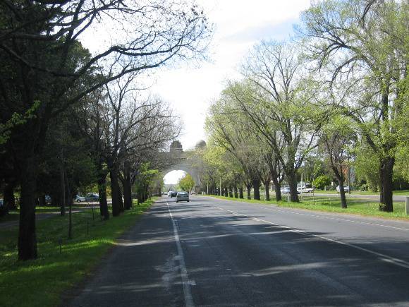 PROV2089 Avenue of Honour Arch Victory 10.05