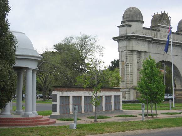 PROV2089 Avenue of Honour Arch Victory 10.05 Precint