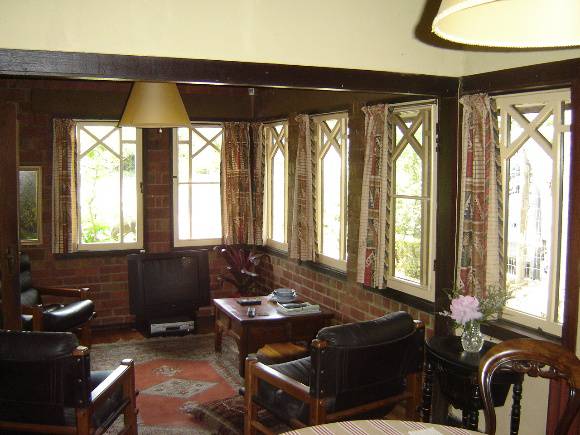 H2091 Lippincott House Glenard Dr Heidelberg Windows Sitting Room Nov2005 mz