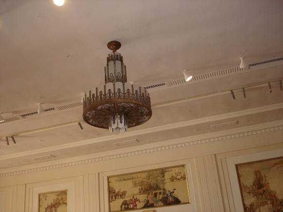 H2100 Myers Melbourne mural hall chandelier feb2006 jb 019