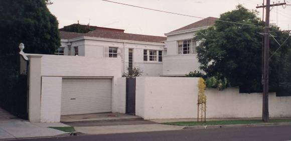 B6993 Sleigh House 