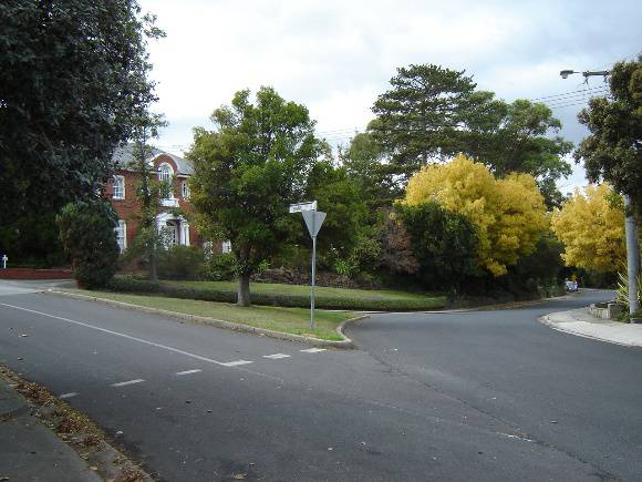 H2104 1 Mount Eagle Estate Cnr Outlook Glen Drives April 2006 mz 008