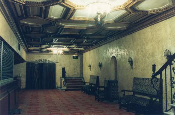 B4325 Comedy Theatre 