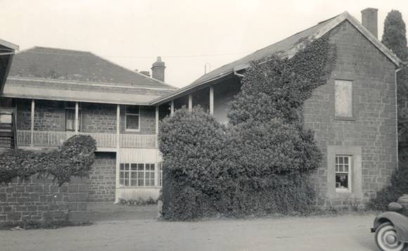 B1112 Rock House Kyneton