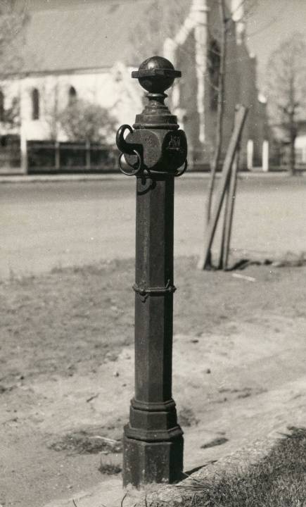 B2361 Black Hitching Post Castlemaine
