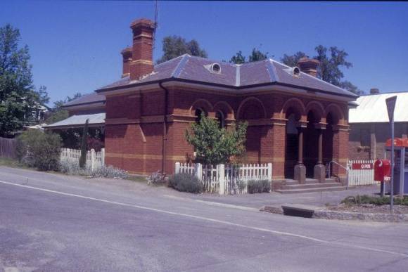 Former Chewton Post Office Pyrenees Hwy Chewton Front and East Wall SHE Project 2004