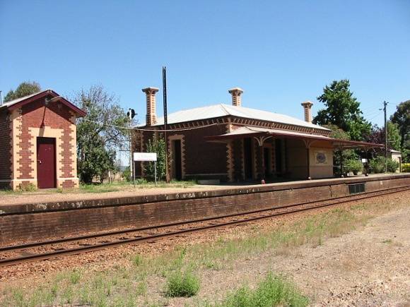 Chiltern railway station Building B1 & Lamp Room B2 February 2002