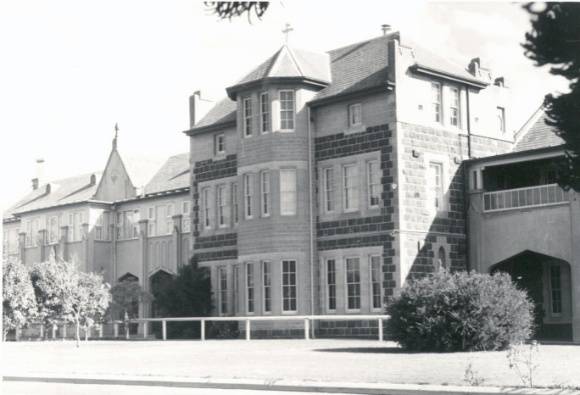 B1343 Sacred Heart East Side Entrance