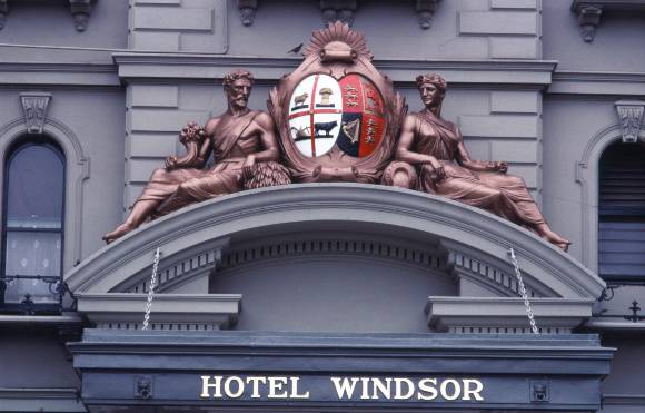 B0423 Hotel Windsor Entrance