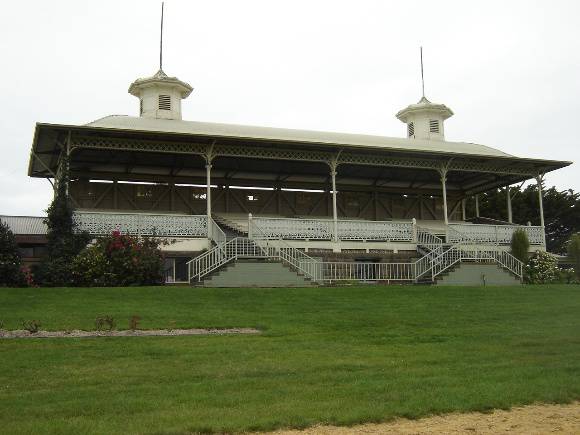 14252 Hamilton racecourse 4Sept06 grandstand7