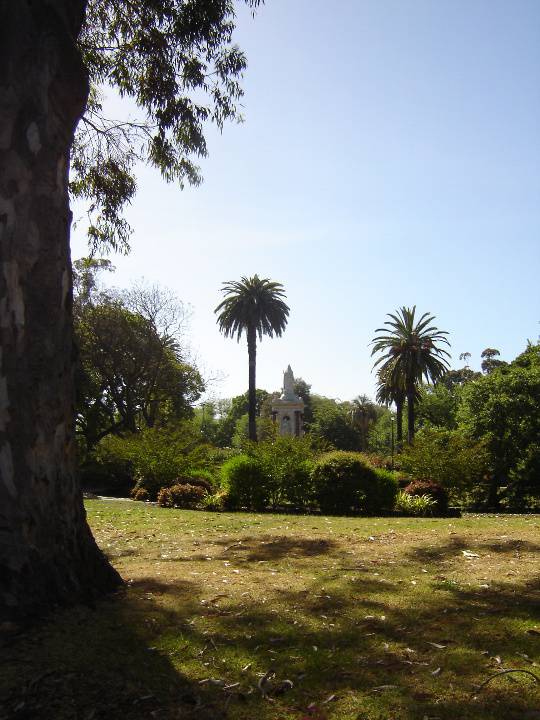 queen vic memorial distance view2 nov06 jb