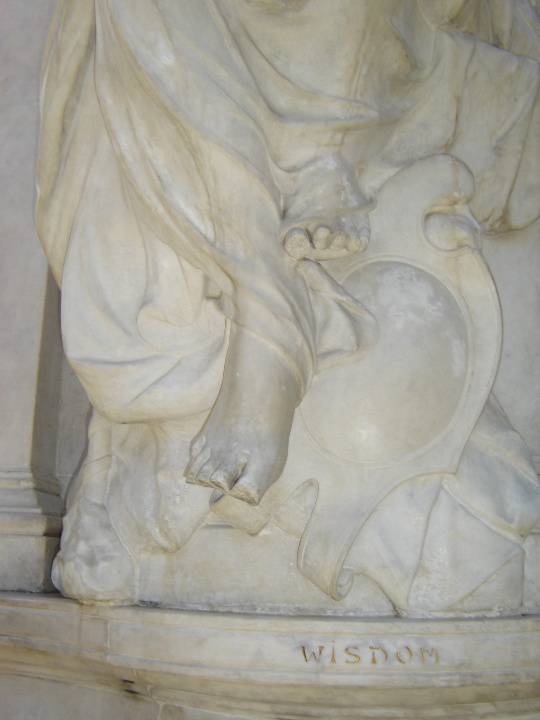 queen vic memorial damage nov06 jb