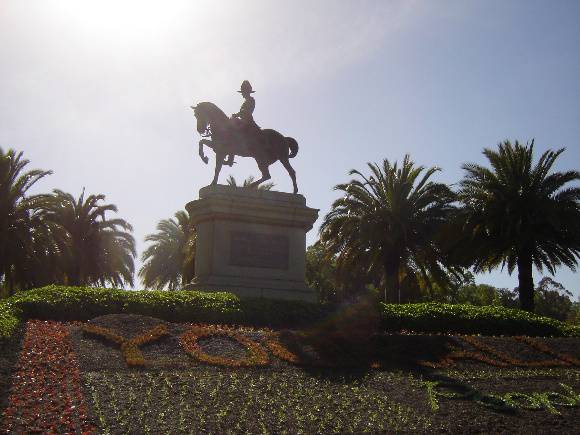 linlithgow monument stkilda rd2 Nov06 jb
